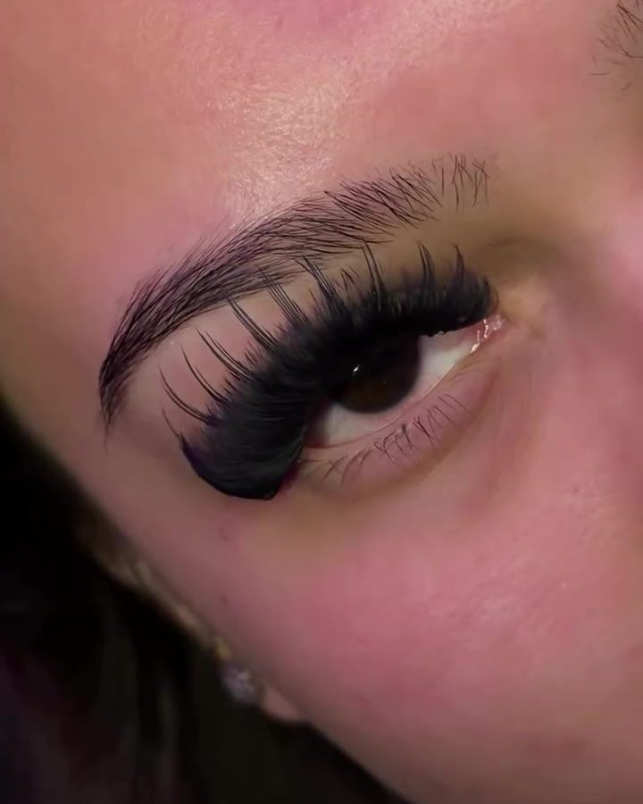 Wispy volume set, close up
