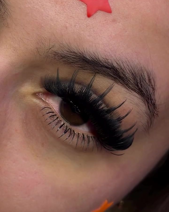 Wispy volume lash set with anime spikes