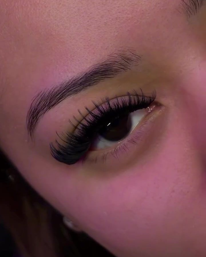 Textured wispy lash set, close up