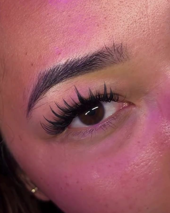 Wet and wispy lash set, close up